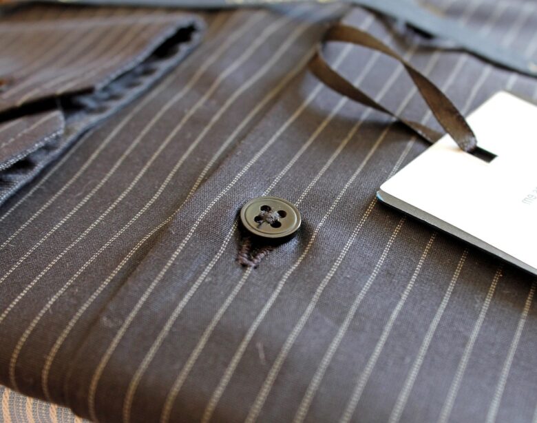 Ubrania używane Tommy Hilfiger – klasyczny styl w nowoczesnym obiegu